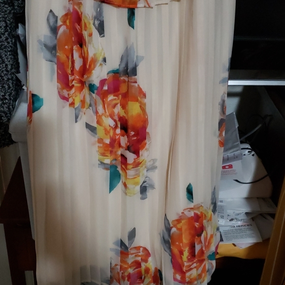 Dress - Picture 4 of 4